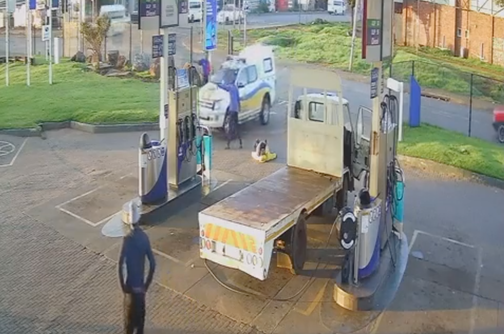 News24.com | Gunman casually walks away after shooting man at filling station