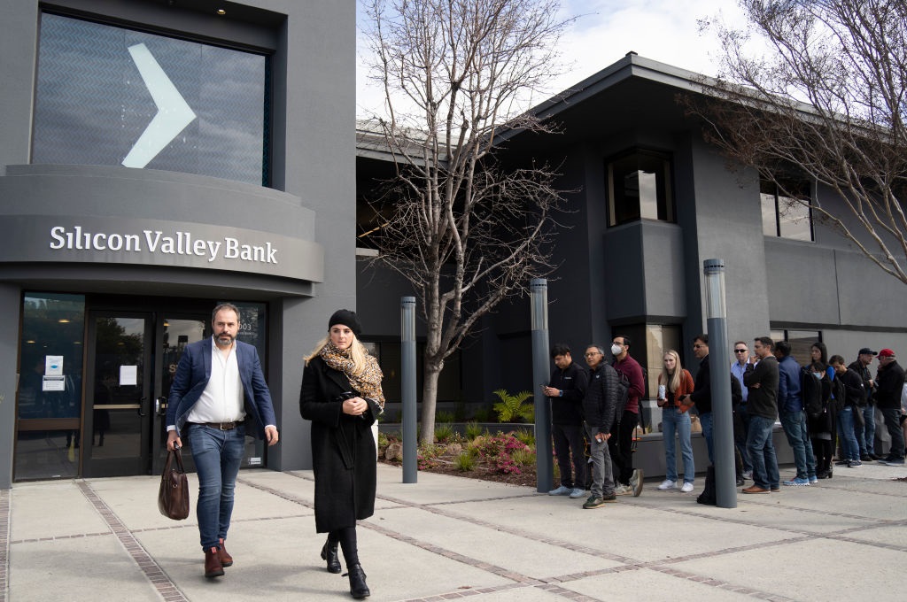 People queue up outside the headquarters of Silicon Valley Bank to withdraw their funds on March 13, 2023 in Santa Clara, California. (Photo by Liu Guanguan/China News Service/VCG via Getty Images)