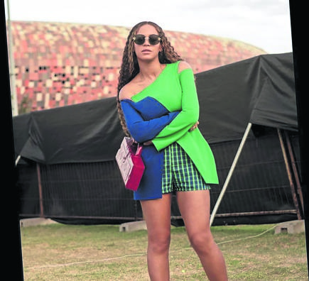 Beyoncé poses outside FNB stadium where the Global Citizen Festival was held.        Photo from Instagram