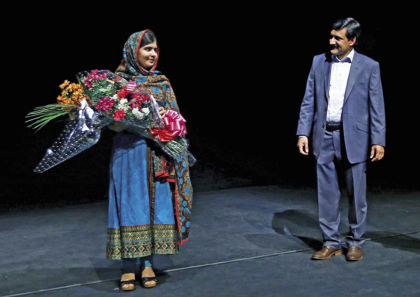 Ziauddin Yousafzai en sy dogter, Malala, in 2014 nadat sy ’n toespraak in Birmingham gelewer het. 