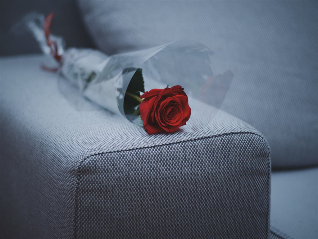 Red roses and smartphones seduced a young woman into cheating on her boyfriend
