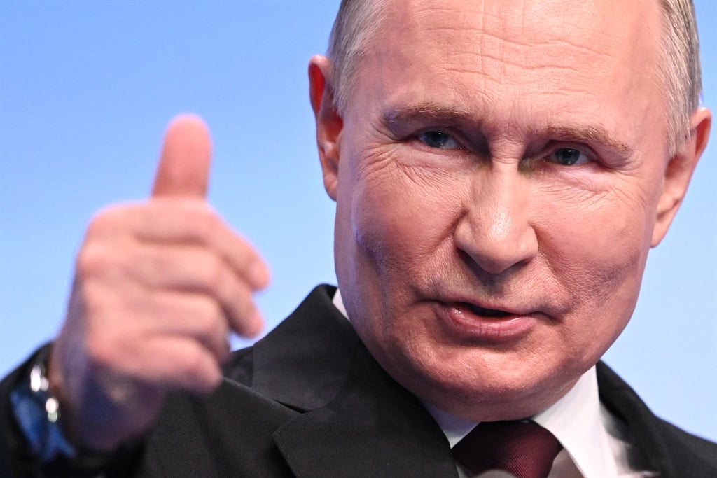 ولادیمیر پوتین رئیس جمهور روسیه در مارس 2024 در مقر ستاد انتخاباتی خود در مسکو با رسانه ها دیدار می کند.  (ناتالیا کالسنیکووا / استخر / خبرگزاری فرانسه)