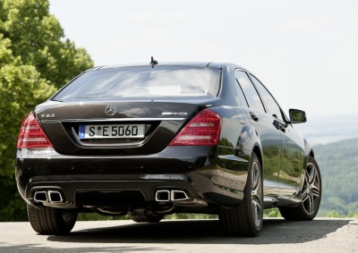 The badge on the back may be unchanged, yet a smaller 5.5l biturbo engine now services those S63 AMG quad exhausts. 