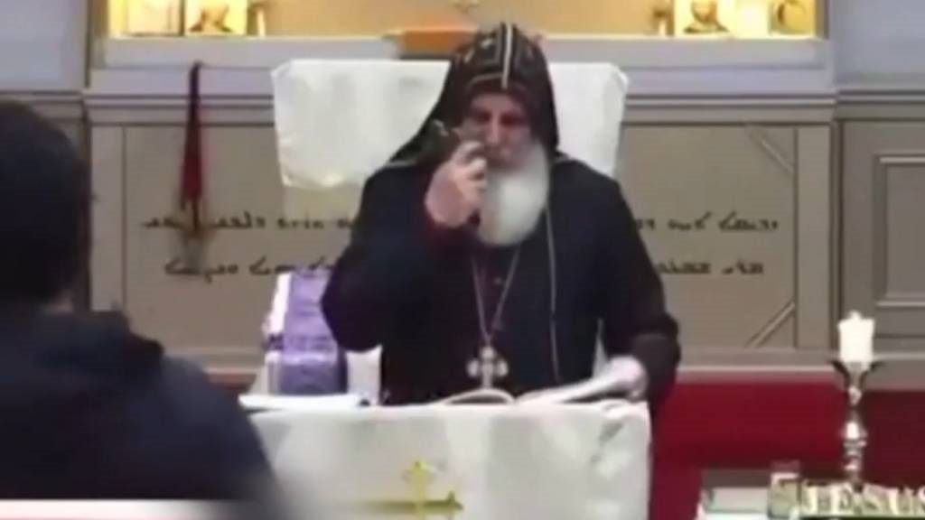 اسقف مار ماری امانوئل از مردی که به او حمله کرده عذرخواهی کرده است.  (الجزیره/عکس تصویری)