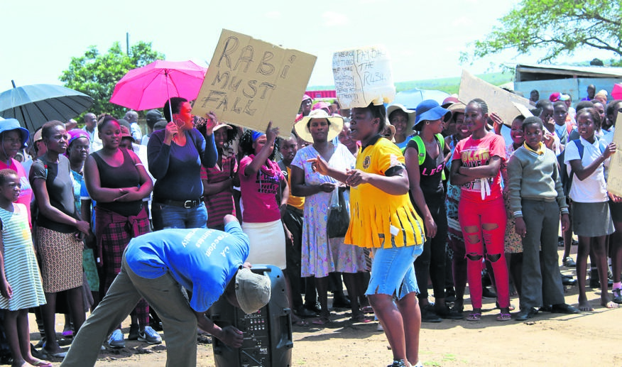 Lillydale residents demand water outside Bushbuckridge municipal offices.              Photo by Tlangelani Khosa