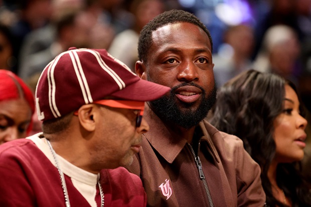 <strong>Dwyane Wade </strong>seated alongside famous NY Knicks fan <strong>Spike Lee</strong>.