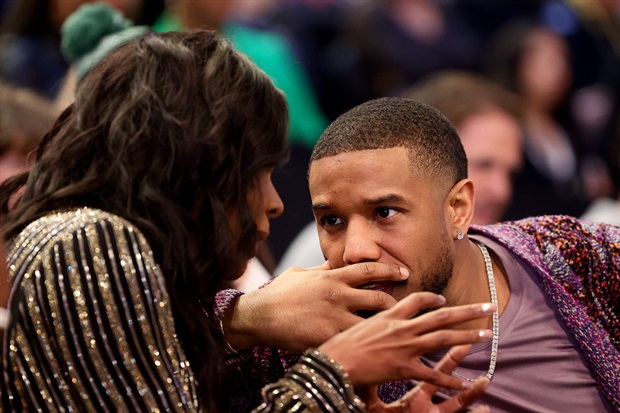 <strong>Gabrielle Union </strong>and <strong>Michael B. Jordan </strong>share a conversation courtside on Saturday night.&nbsp;