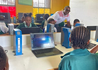 PICS: Former Bucs player shows pupils love!