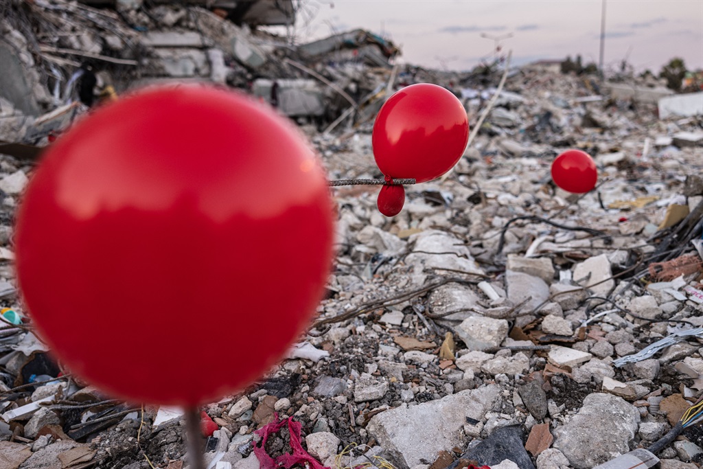 This photograph taken on February 21, 2023 shows ballons hanging on the rubble of a collapsed building in Antakya, southern Turkey, following the 6.4-magnitude earthquake which struck on February 20, two weeks after a 7.8-magnitude earthquake hit near Gaziantep and has killed more than 44 000 people. 
