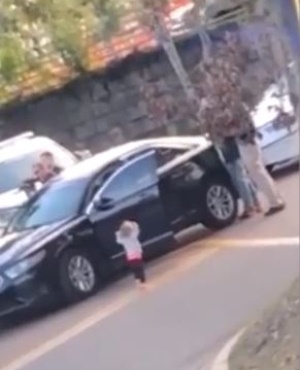 Toddler walking towards cops. (Video screengrab, @viralhome)