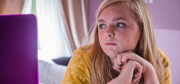 Elsie Fisher is a scene from the movie Eighth Grad
