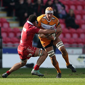 JP du Preez of the Cheetahs is tackled by Uzair Cassiem  of the Scarlets (Getty Images