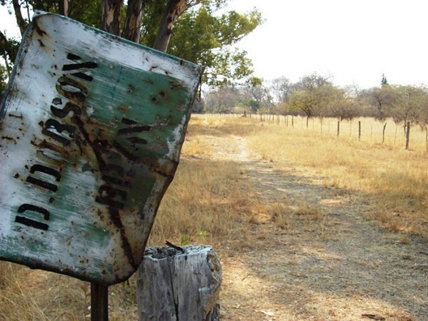 'n Plaasnaambord in Zimbabwe. Foto: Sean Christie