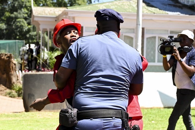 News24.com | PICS | EFF kicked out of KwaZulu-Natal SOPA as premier announces 'war room' to deal with power crisis