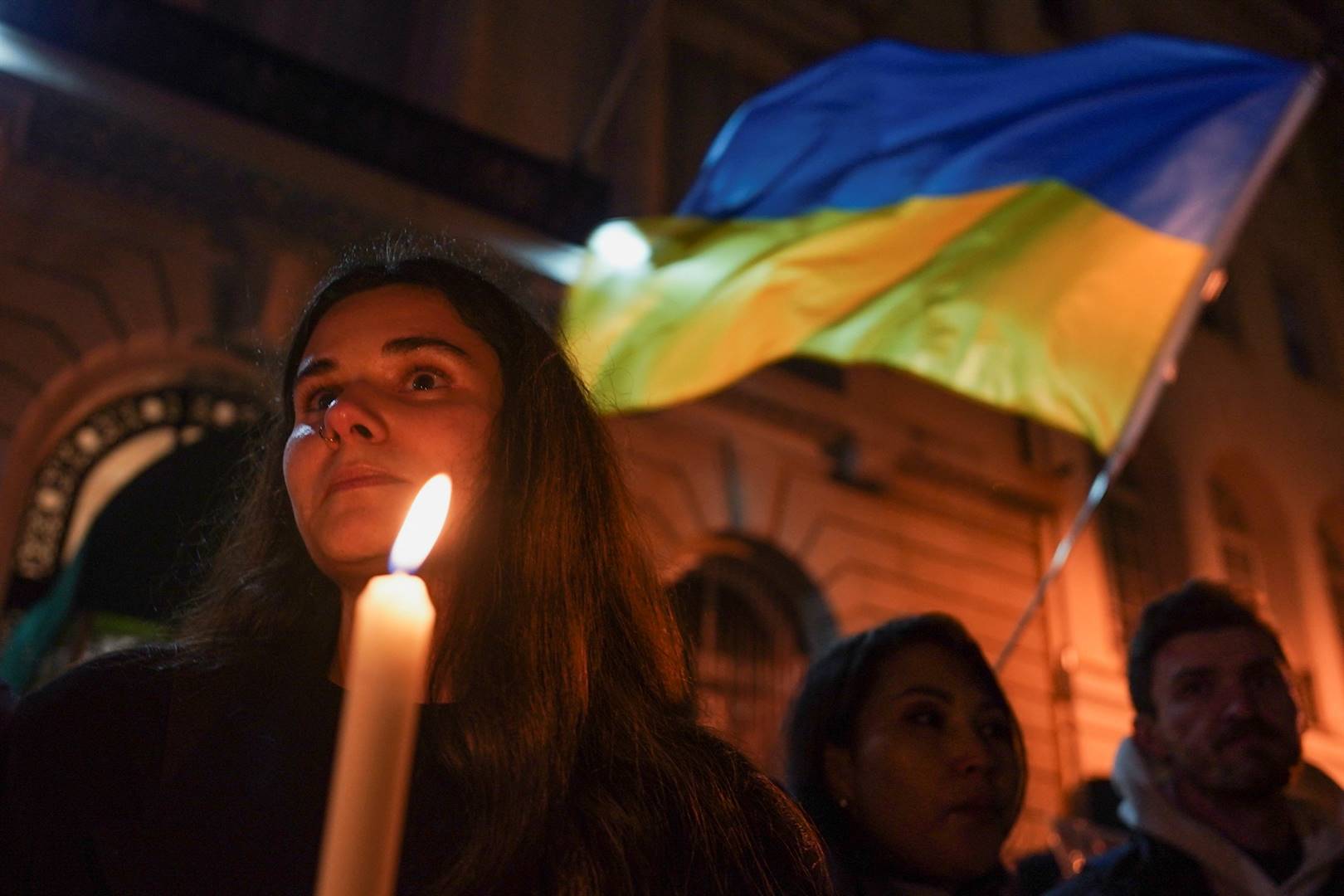 Mense het op die vooraand van die eenjarige herdenking van die oorlog in Oekraïne in New York bymekaar gekom om teen die Russiese inval te betoog. Foto: Reuters