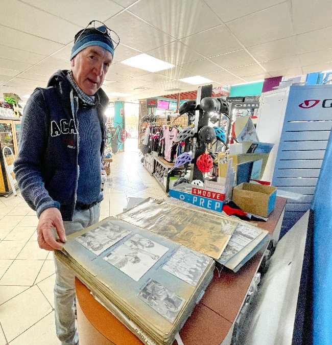 Bruce Reyneke with his priceless cycling scrapbook (Photo: R24)