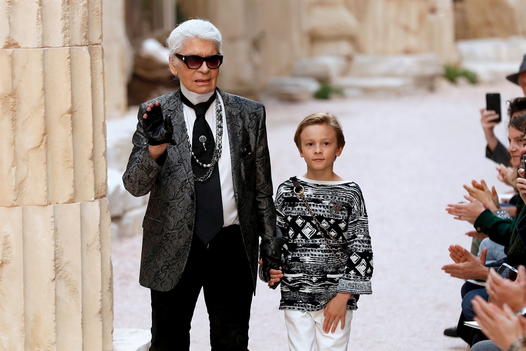  Karl Lagerfeld and his godson walk after the 2018 Chanel show. Photo : Gallo Images/Getty Images.