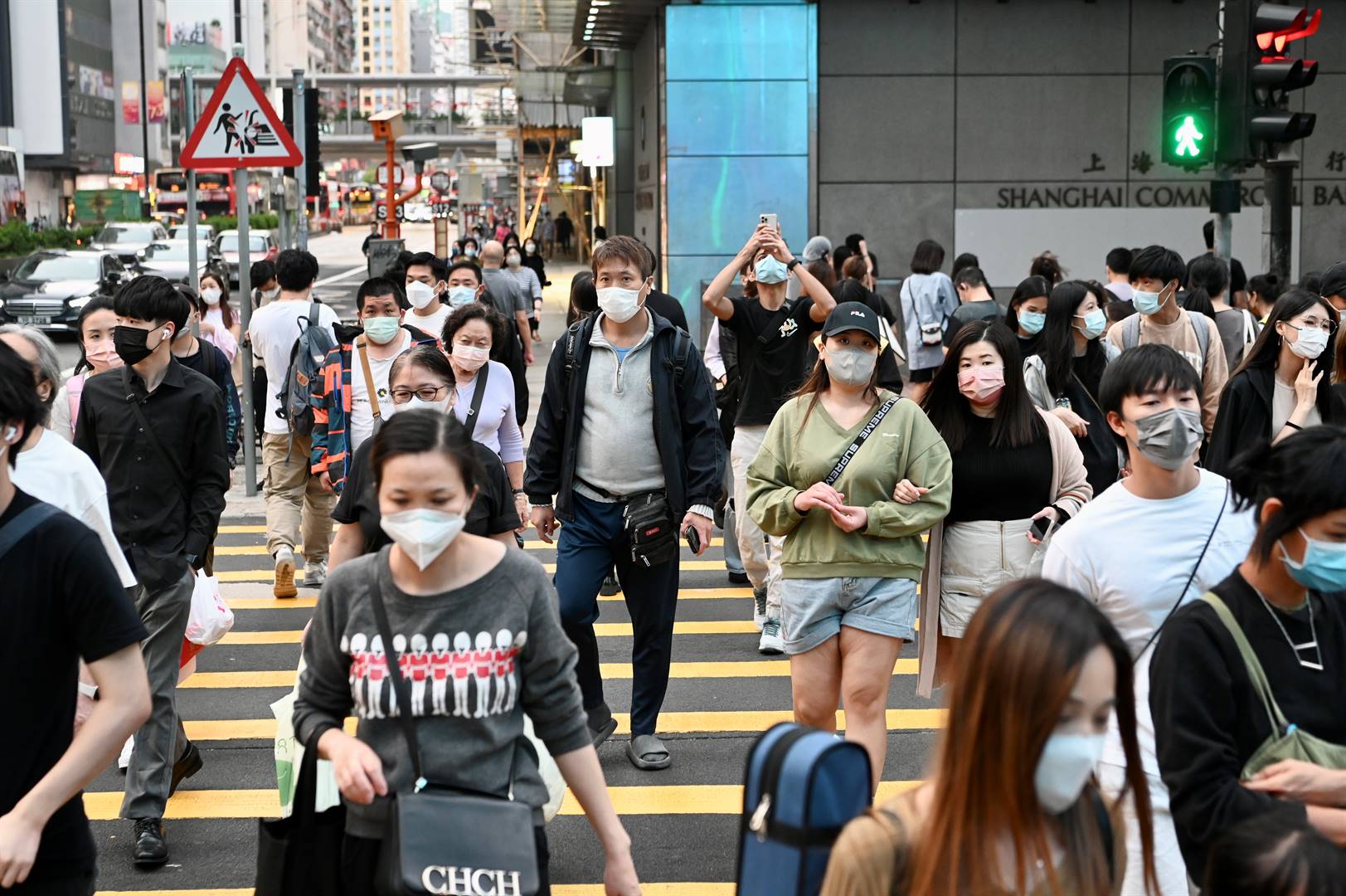 Voetgangers dra maskers in die strate in Hongkong.  Foto: Getty Images/China News Service 