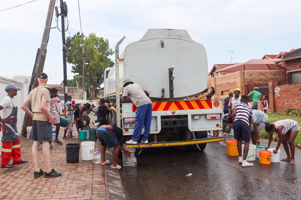 Residents of Dube and Meadowlands seek alternative means of getting water on 18 March 2024 in Soweto after Rand Water experienced a system collapse. (Gallo Images/Fani Mahuntsi)