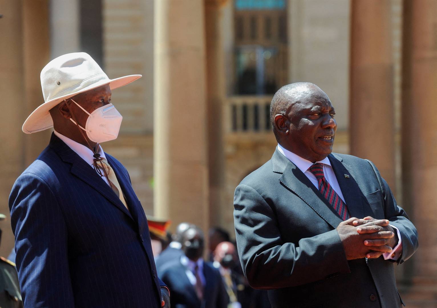 Pres, Yoweri Museveni van Uganda Dinsdag saam met pres. Cyril Ramaphosa by die Uniegebou in Pretoria. Museveni en sy afvaardiging het maskers gedra weens die onlangse Ebola-uitbreking in Uganda.   Foto: Reuters