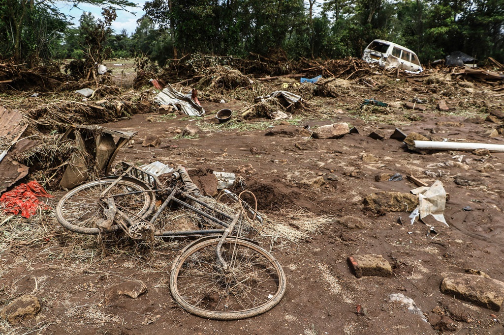 Flood detritus in Kenya on 30 April. (James Wakibia/SOPA Images/LightRocket via Getty Images)