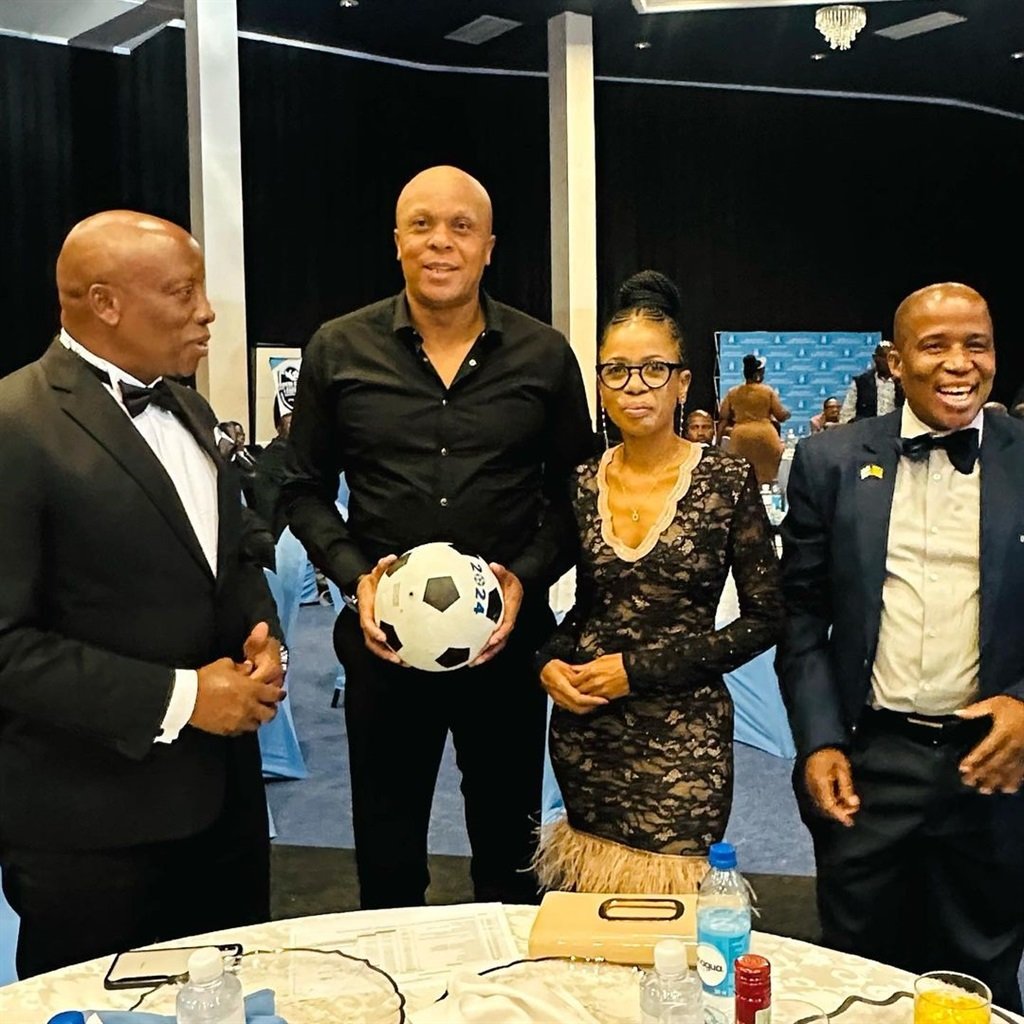 Chiefs & Doc Khumalo Present Special Gift To Botswana Presidency