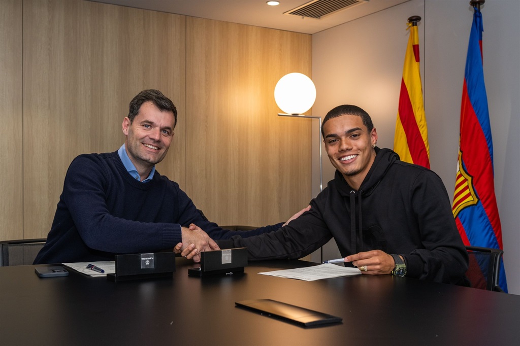 Ronaldinho's son Joao Mendes officially signs for Barcelona's U19 team.