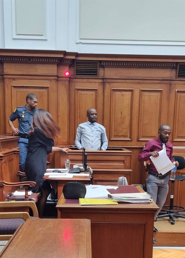 Nkosinathi Khumalo staan in die getuiebank nadat die hof verdaag het. 