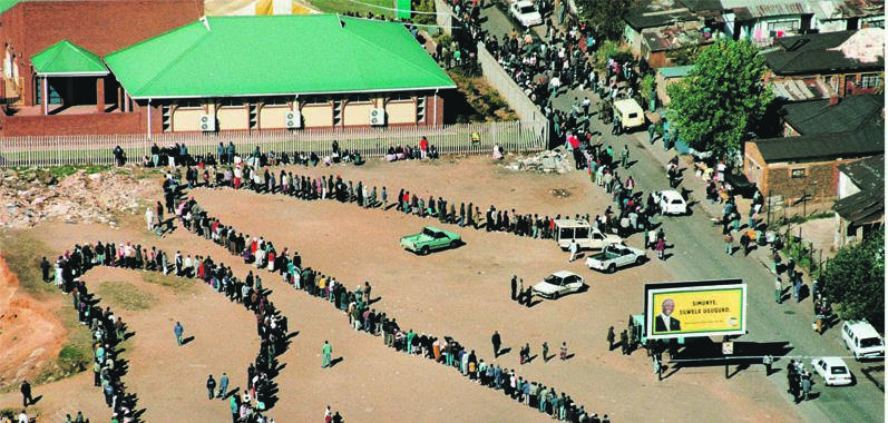 Voting queues in Alexanda township for the second fully democratic elections in South Africa on 2 June 1999 (Photograph by: Henner Frankenfeld/PictureNET Africa) 