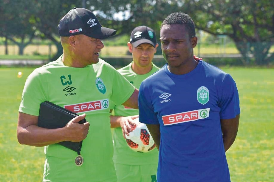 Usuthu mentor Cavin Johnson (left) chats to his new recruit Talent Chawapiwa. 
Photos by Gallo Images and AmaZulu