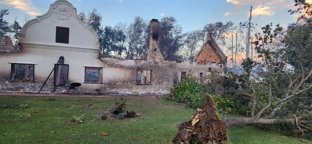 News24 | Historic 300-year-old Blaauwklippen Manor House and Jonkershuis gutted in Stellenbosch 