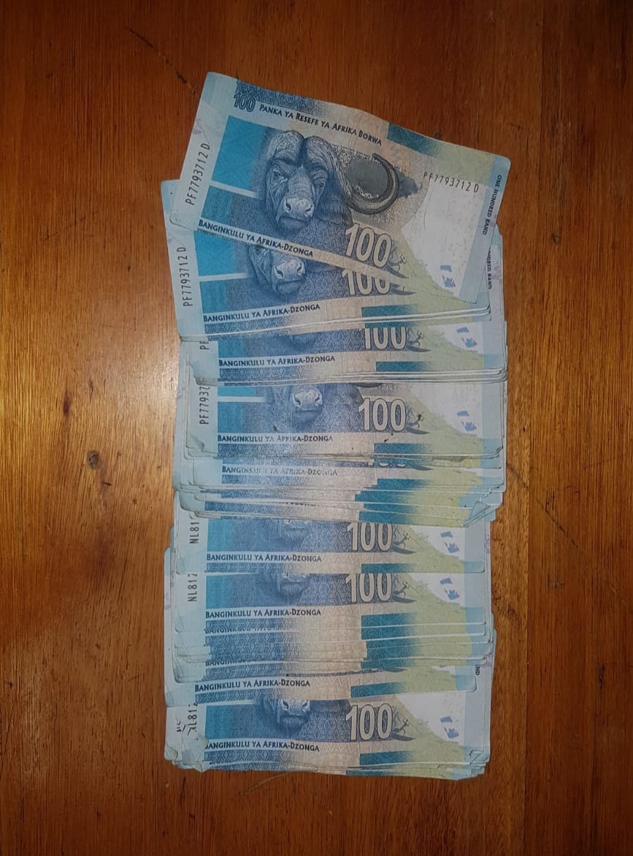 The fong kong R100 notes.