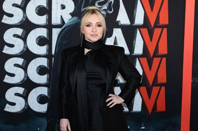 Hayden Panettiere has been candid about how she struggled with alcoholism and postpartum depression. The star is pictured here at the premiere of Scream VI on 6 March. (PHOTO: Getty Images)