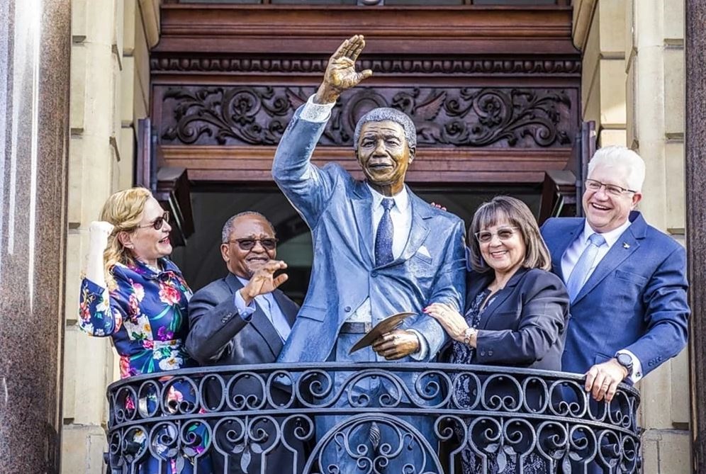 Western Cape premier Helen Zille, City of Cape Town mayor Patricia de Lille and Economic Development MEC Alan Winde during the unveiling of the Nelson Mandela Statue at the Cape Town City Hall in July last year. (Supplied)