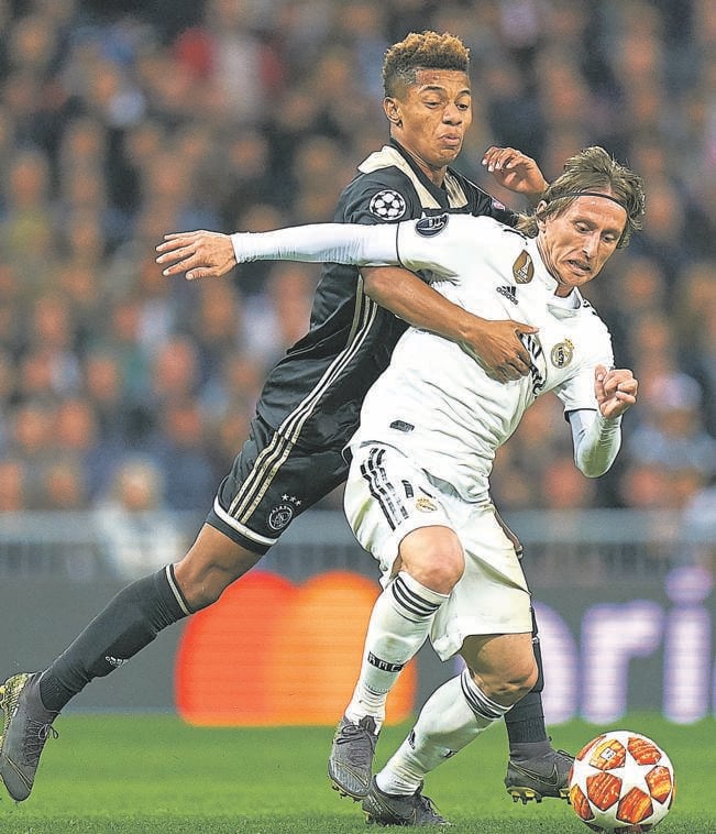 David Neres (left) of Ajax Amsterdam competes for the ball with Luka Modric (right) of Real Madrid. Picture: MB Media / Getty Images
