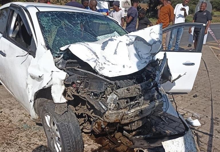 Two cars collided in Kempton Park, leaving two people dead and four injured.