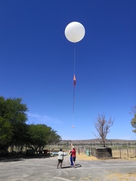 Die weerballonne wat gebruik word in 'n studie in Beaufort-Wes om waardevolle inligting te meet. Die balonne kan tot 35km styg. Foto: Verskaf