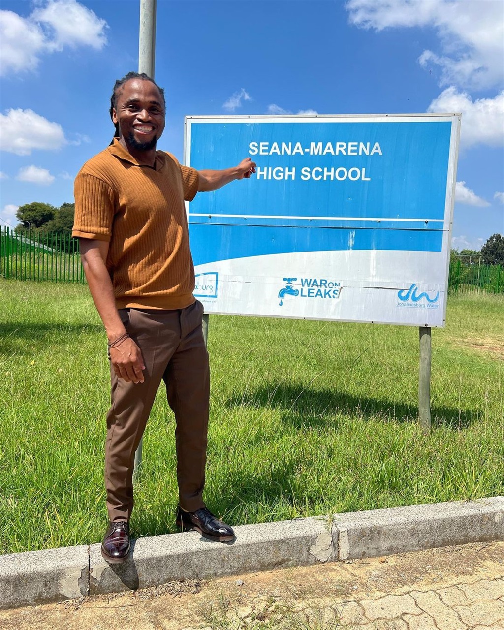Siphiwe Tshabalala visits his alma mater.