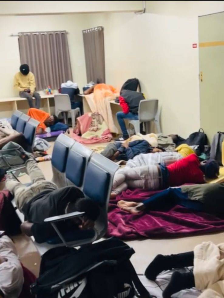 Studente slaap in ’n universiteitsgebou op een van die KSUT se kampusse.  Foto: Verskaf