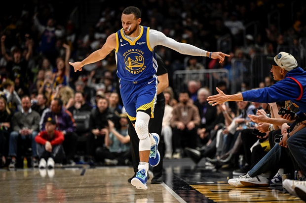 <strong>Steph Curry</strong> netted 26 points as the <strong>Golden State Warriors </strong>scored an easy win past the <strong>Portland Trail Blazers</strong>, <strong>157-101 </strong>to secure an automatic playoff place.