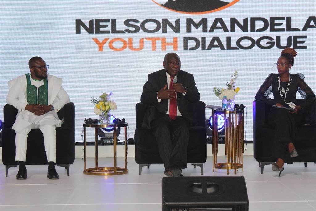 El presidente Cyril Ramaphosa participando en un panel de discusión en el Diálogo Juvenil Nelson Mandela inaugural en Mthatha el 10 de marzo de 2023.  