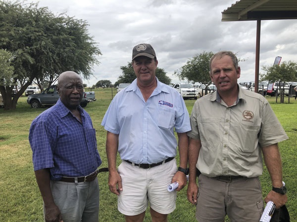 Die koper is mnr. Simon Mphahlele (links) van Ntini Farming Projects BK, Gauteng. By hom is mnre. Malcolm Kock van André Kock & Seun Afslaers en Jacques Swart van die Malemba-boerdery. 