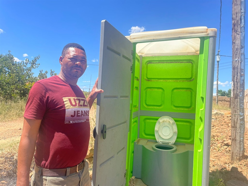 Community leader Thembinkosi Magagula said they are tired of stinking toilets. Photo by Kgalalelo Tlhoaele