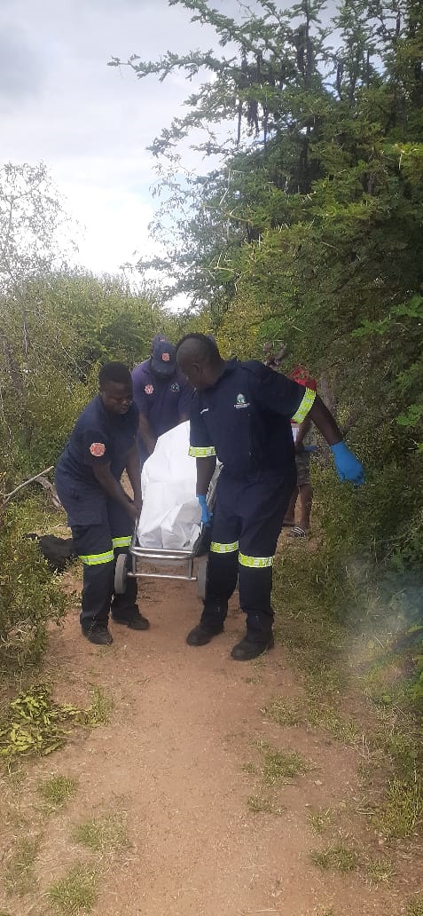 Bushbuckridge Municipality Fire and Rescue team carrying lifeless body of murdered pupil. Photo by Oris Mnisi