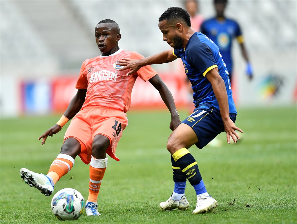 CAPE TOWN, SOUTH AFRICA - JANUARY 03: Siphesihle Ndlovu of Supersport United FC and Juan Zapata of CTCFC during the DStv Premiership match between Cape Town City FC and SuperSport United at DHL Stadium on January 03, 2023 in Cape Town, South Africa. (Photo by Ashley Vlotman/Gallo Images)