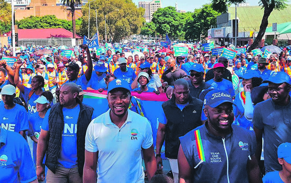 The DA marches to the Union Buildings to #KeepTheLightsOn. Picture: Twitter