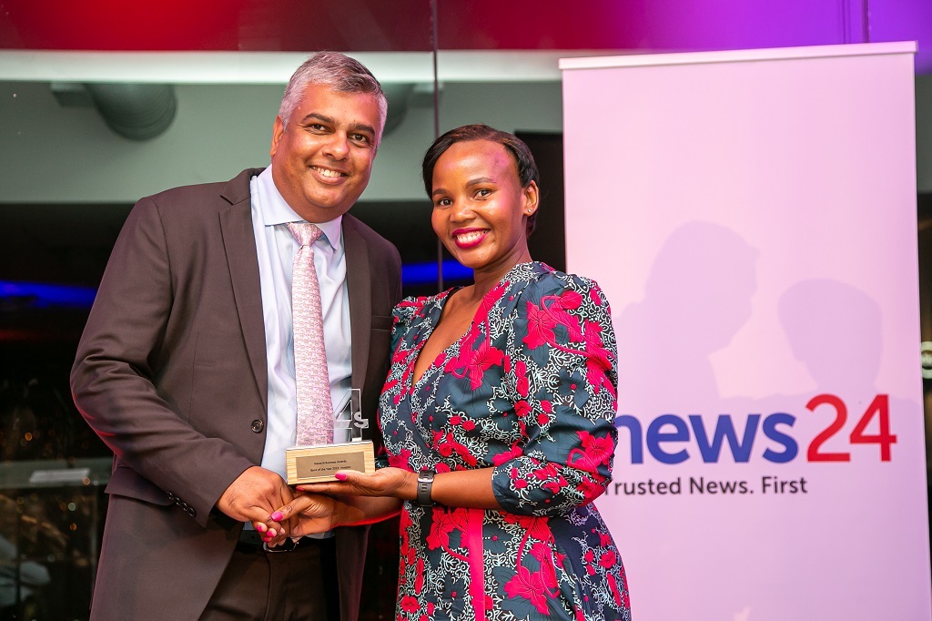 Investec Group's finance director Nishlan Samujh receives the award for Bank of the year. News24 Business senior companies reporter Londiwe Buthelezi presented the award.
