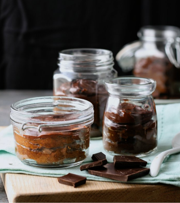 Chocolate and date pots