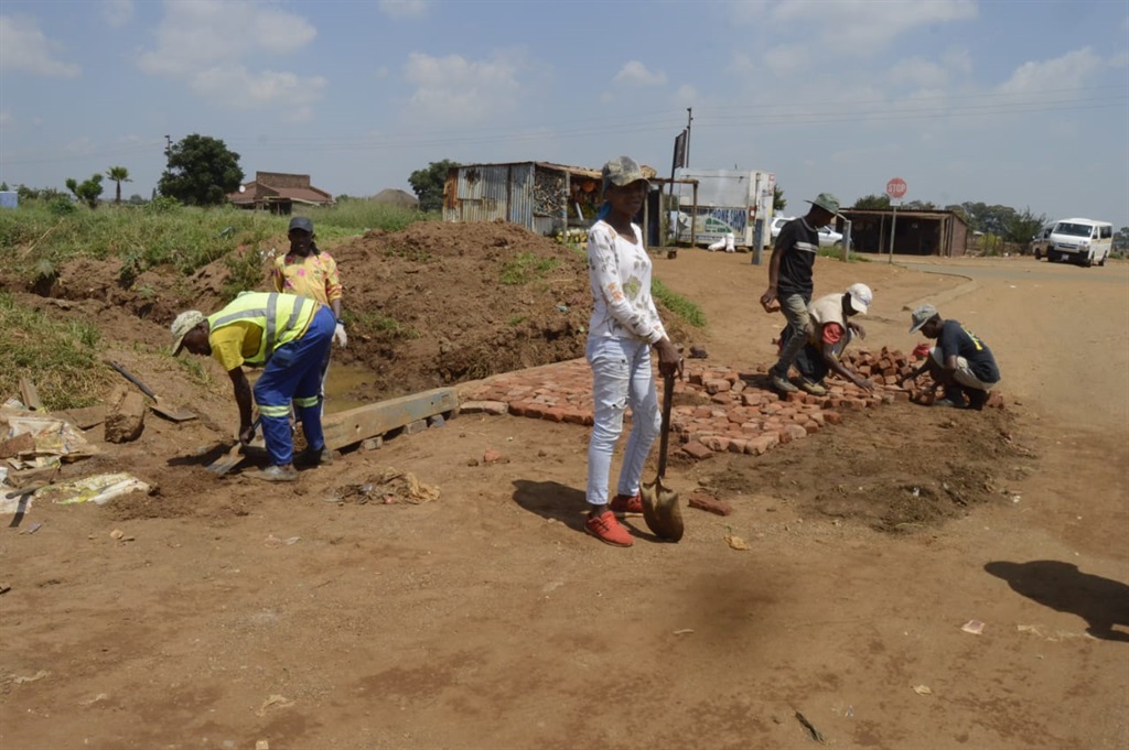 Residents fixing the main road in their area. Photo by Tumelo Mofokeng