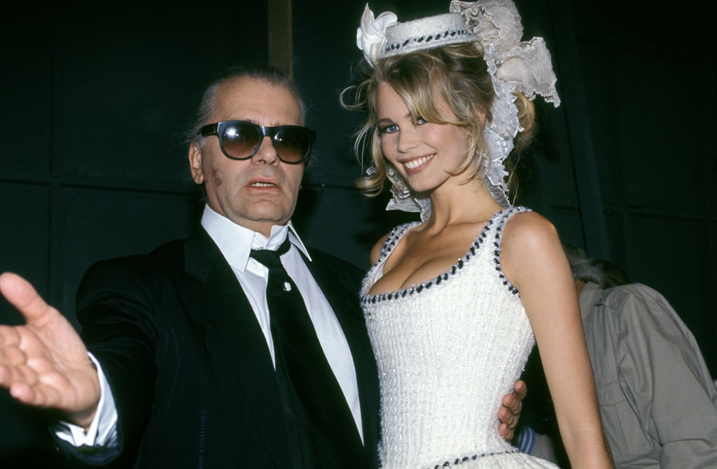 Claudia Schiffer et Karl Lagerfeld at a haute couture show at Chanel in 1992